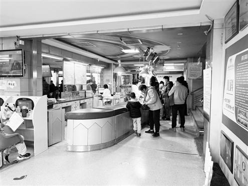 医院儿科门诊,患儿在家长陪同下输液